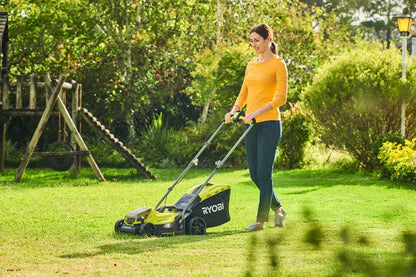RYOBI 18 V ONE+ Akku-Rasenmäher RLM18X33B40 (Schnittbreite 33 cm, 5-fache Höhenverstellung 25-65 mm, zusammenklappbares Griffgestänge, inkl. Mulchkeil, 35l Grasfangsack, 4,0Ah Akku & Ladegerät)
